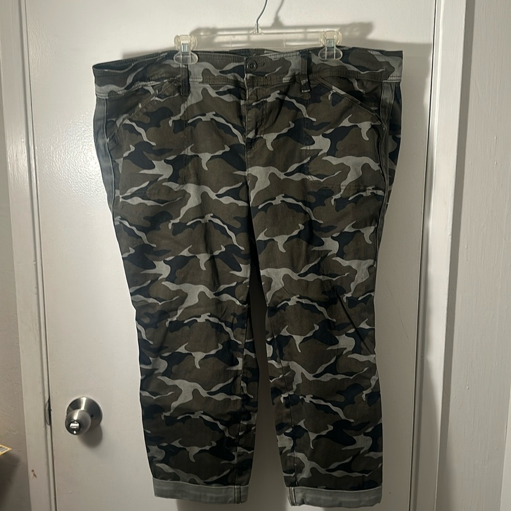 Torid camo pants crop fit